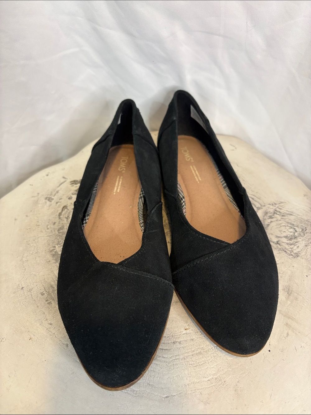 TOMS 8.5 Black Suede Slip On Ballet Flats Crossover V Seam Toe Minimalist Sleek
